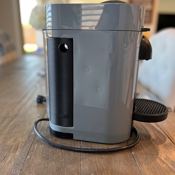 Nespresso VertuoPlus with Aeroccino by DeLonghi - Picture 2 of 5